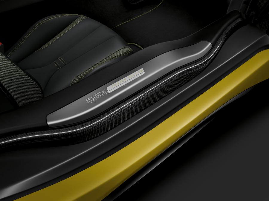 Детали интерьера BMW i8 Frozen Yellow Edition 2017 года  (фото 4 из 9)
